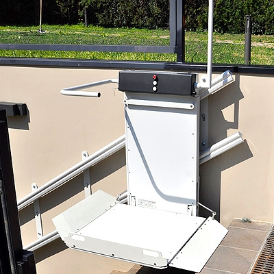 Tu negocio en Alicante es MÁS con una plataforma salvaescaleras